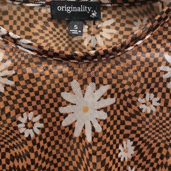 Groovy mesh daisy sheer checkered crop top - Picture 3 of 4